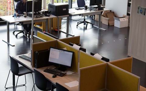 bord afskærmning med gul filt